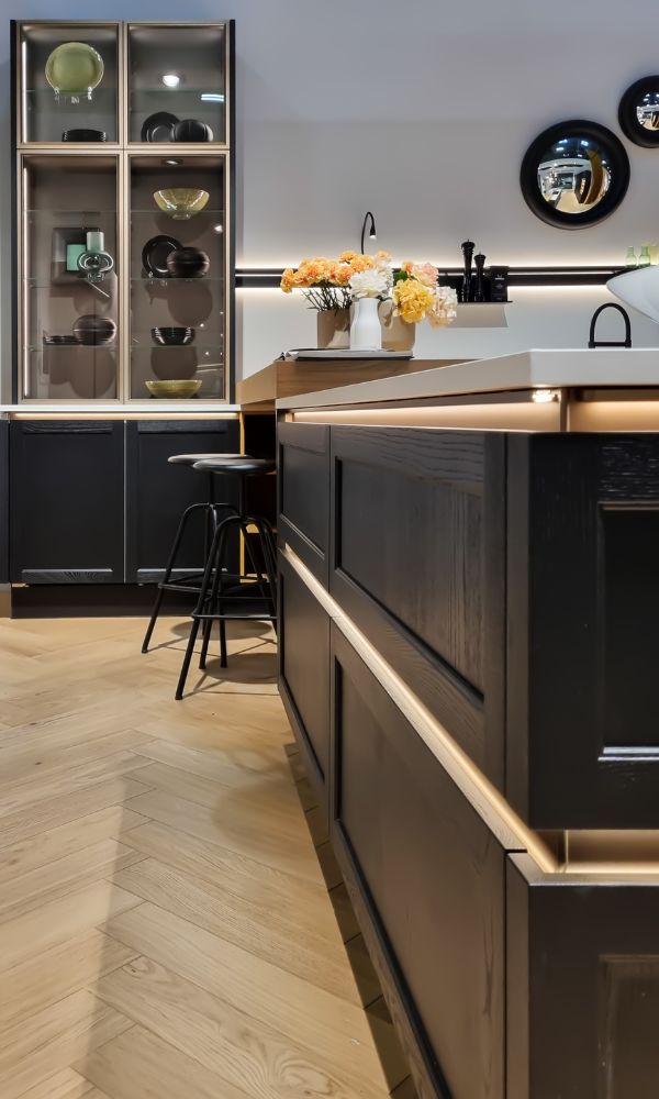 Cuisine sur mesure lumineuse aux tons naturels